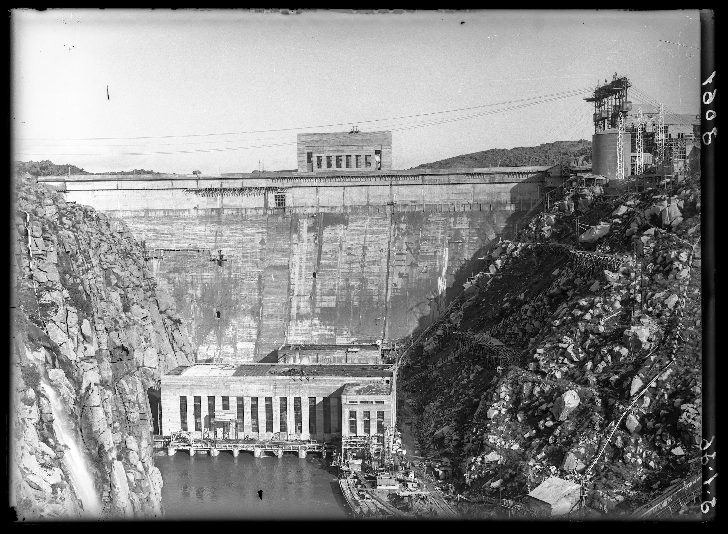 Fotografía en blanco y negro de la presa de Ricobayo.