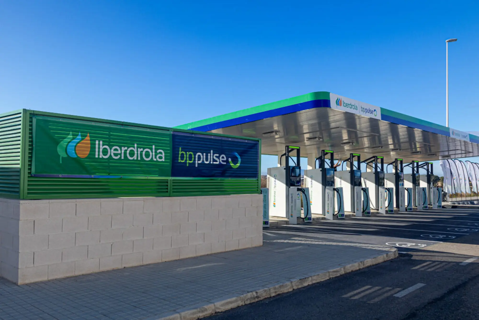 Iberdrola y BP firman una alianza para desplegar una red de puntos de recarga