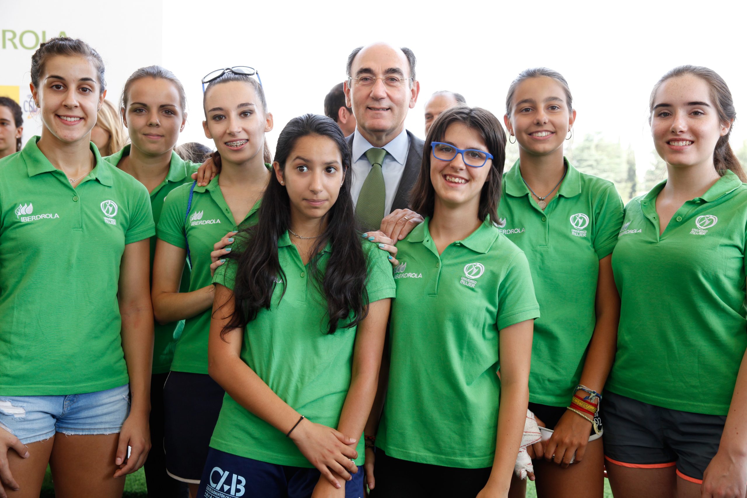Grupo de chicas jóvenes posando y en el centro Ignacio S. Galán