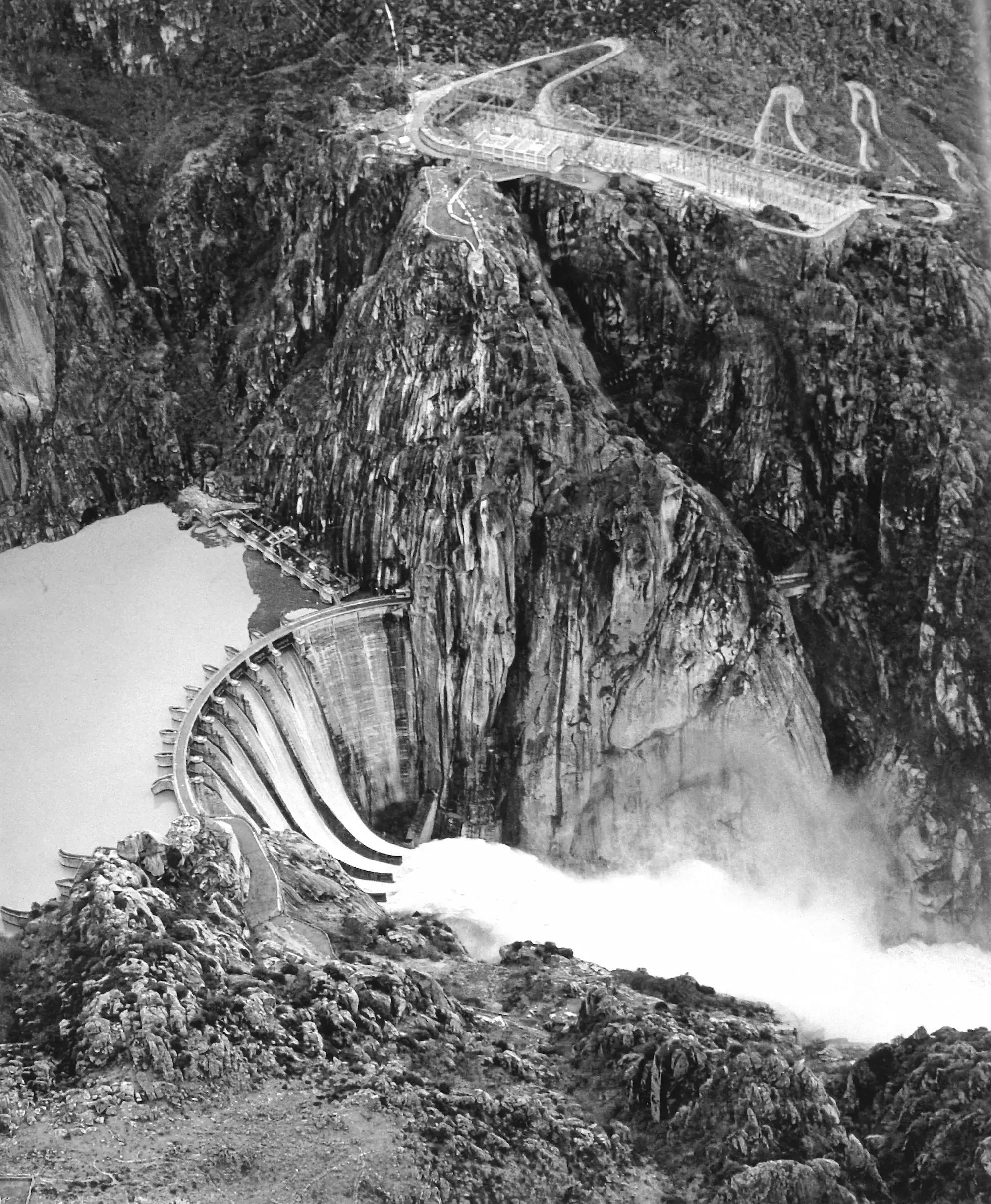 Fotografía de la central hidroeléctrica de Aldeadávila(Salamanca), en el río Duero