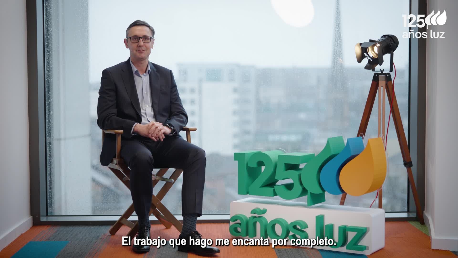 Imagen de Charles Langan sentado hablando