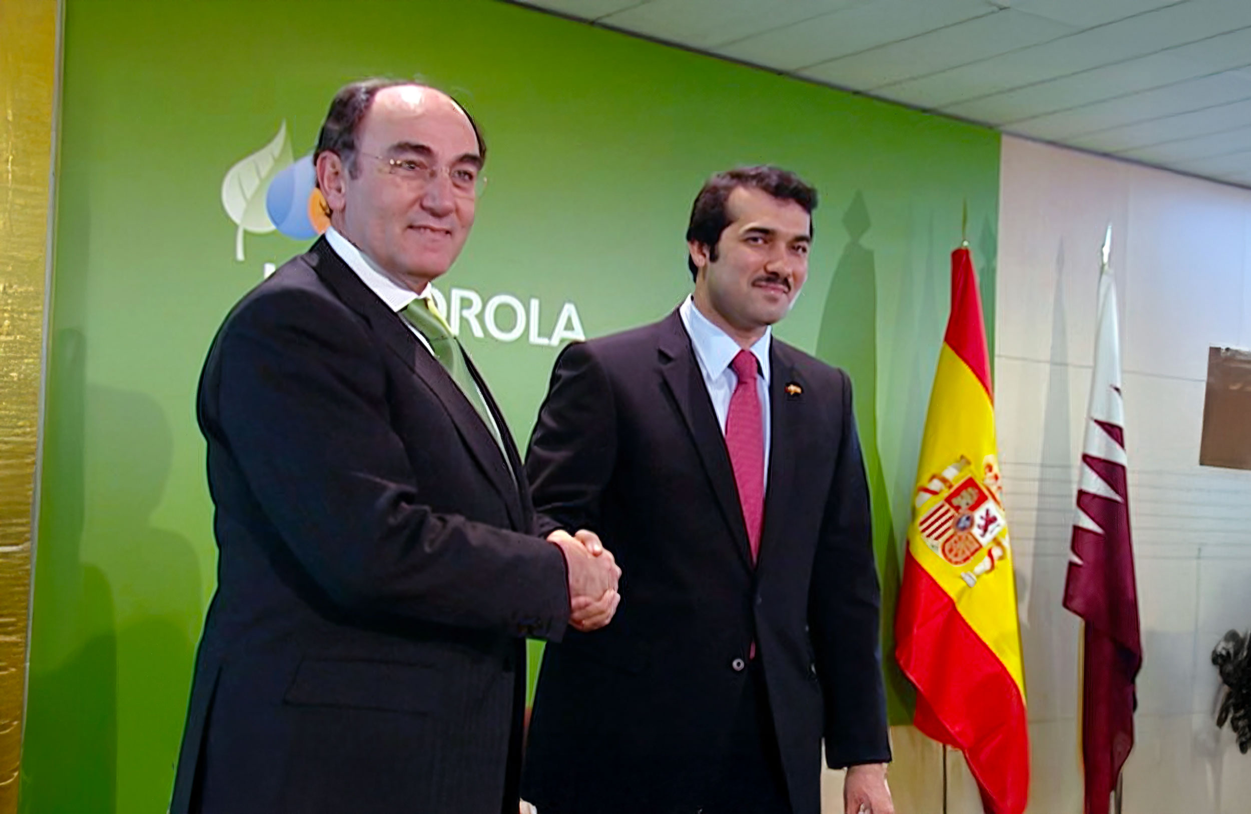 Foto del acuerdo entre Iberdrola y QIA, se ve a Ignacio S. Galán dándose la mano con un hombre con traje