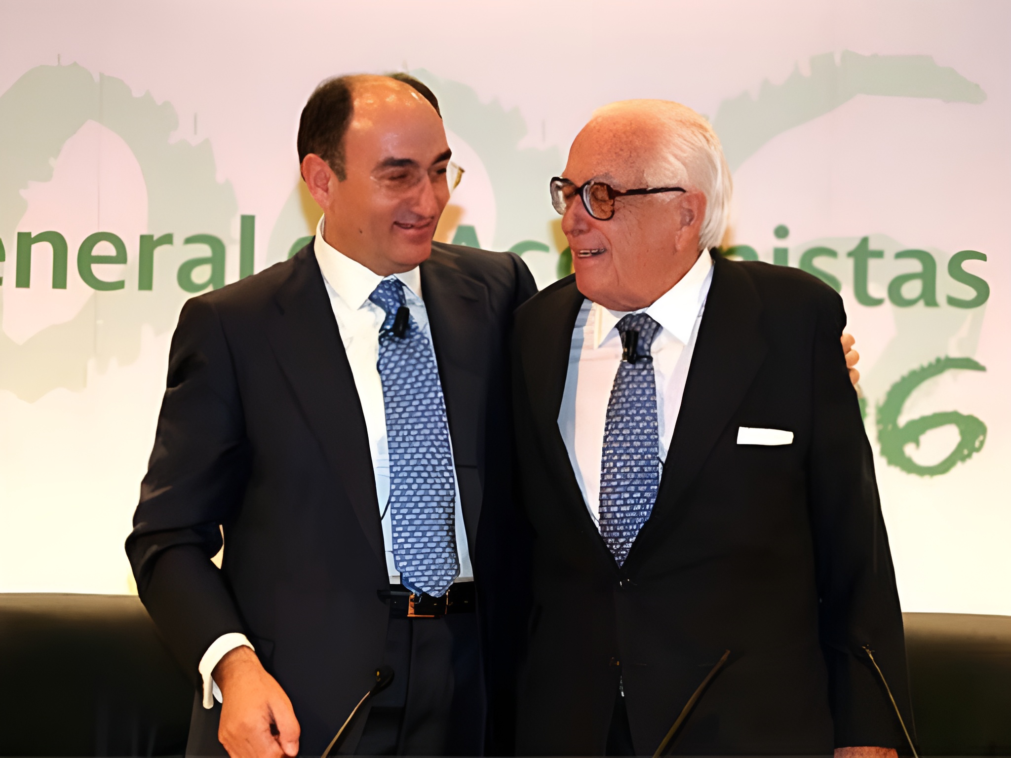 Fotografía de Igancio S. Galán con Oriol en la Junta en la que le nombraron presidente de Iberdrola