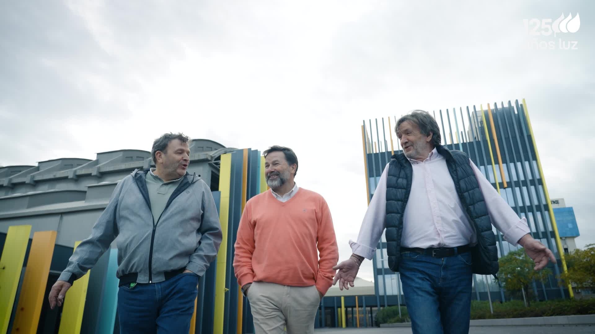 Fotografía de Javier, David y Tomás Alonso andando y sonriendo