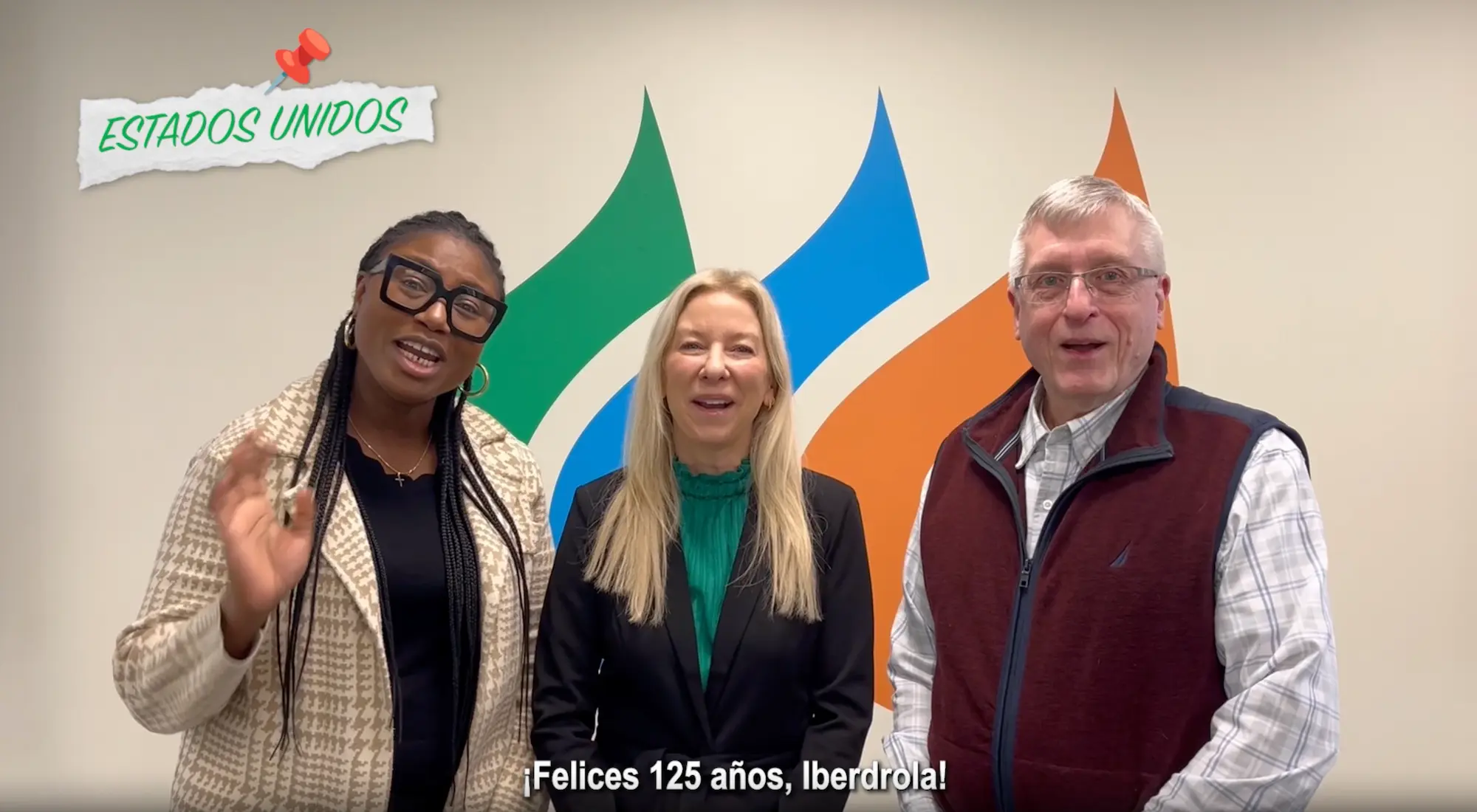 3 empleados de Iberdrola felicitando a la compañía por su 125 aniversario