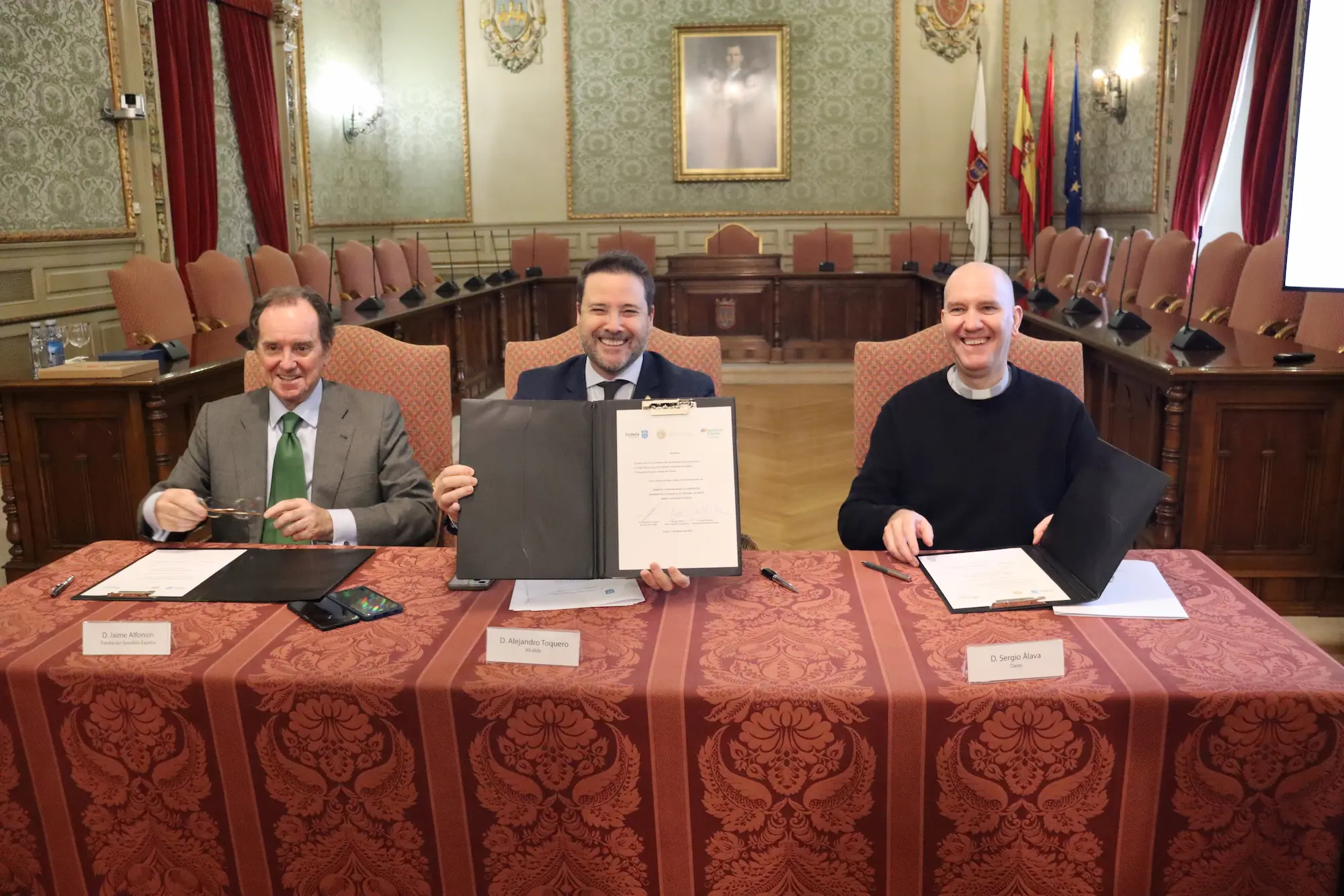 Fotografía del momento en el que se produce la firma del convenio en la Catedral de Tudela