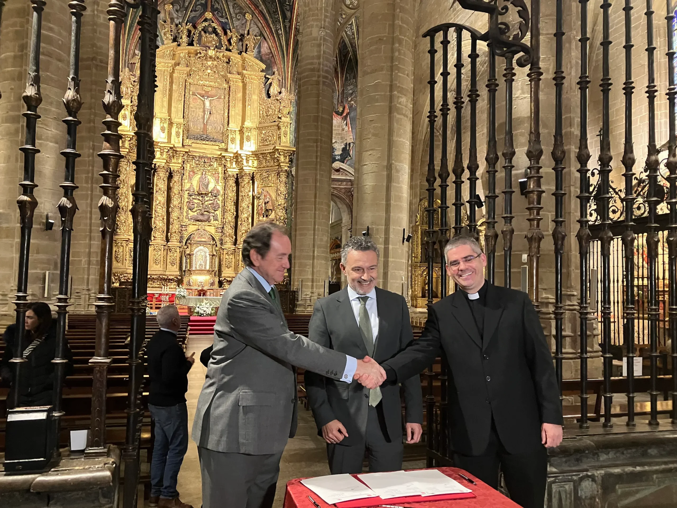 Imagen del momento en el que la Concatedral de Santa María de la Redonda contará con nueva iluminación ornamental exterior gracias a la Fundación Iberdrola España