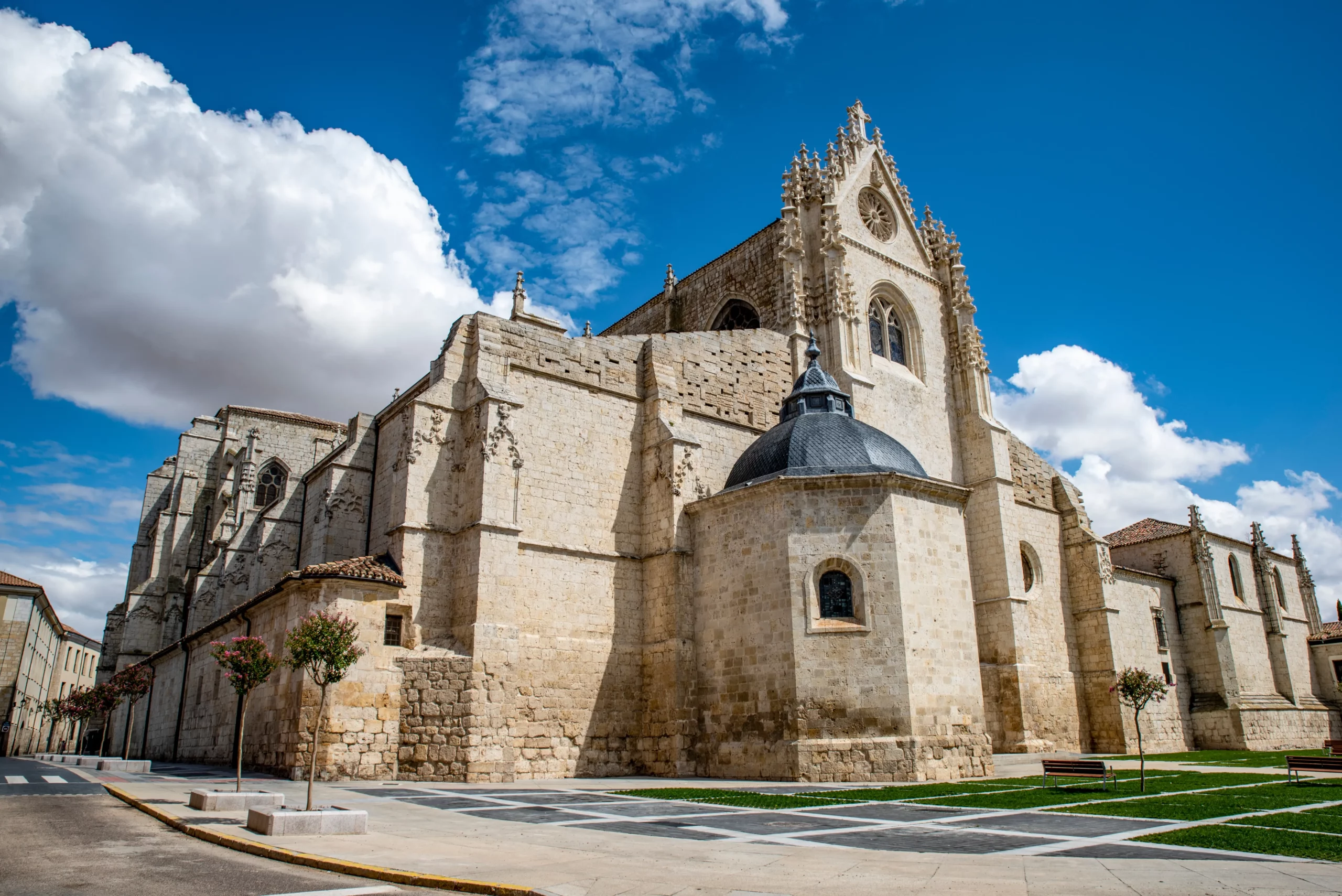 We have signed the agreement for the lighting of Palencia Cathedral