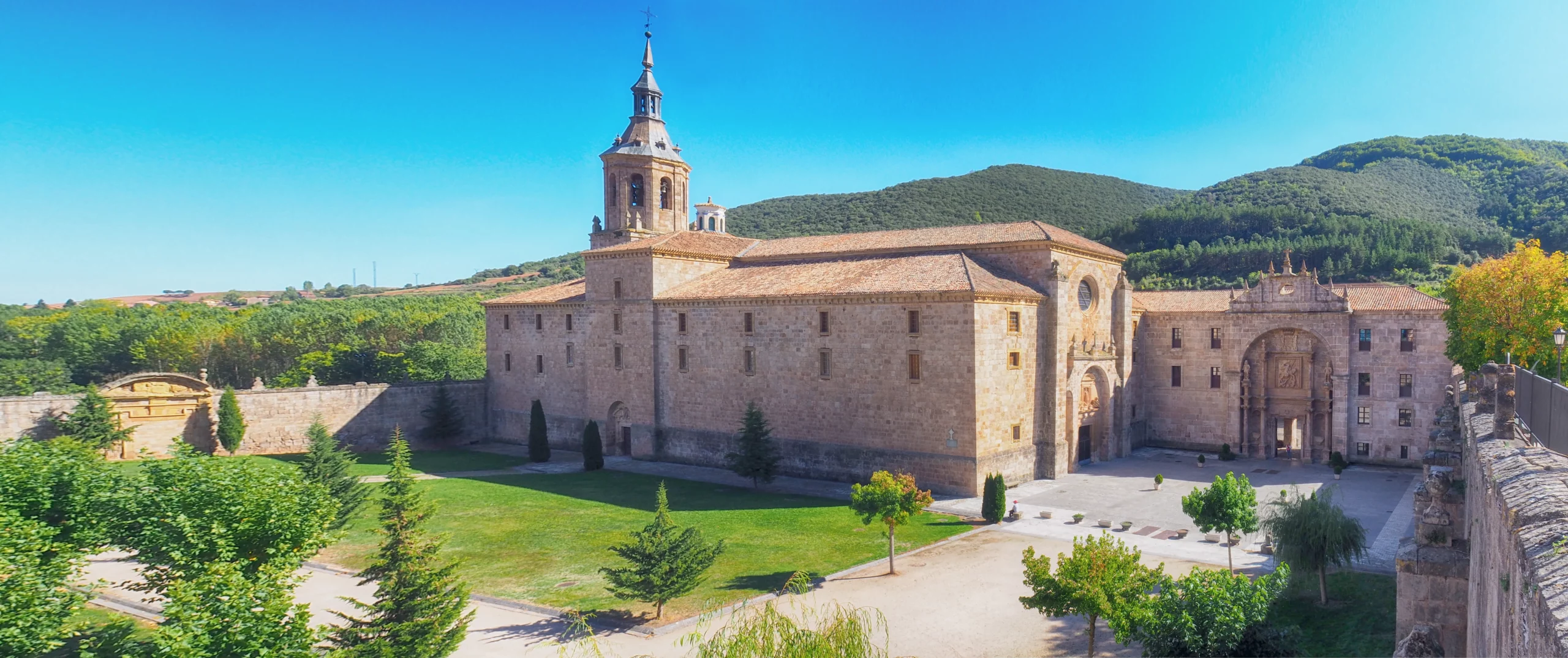 We have renewed the agreement for the restoration of the Yuso Monastery Library’s collection