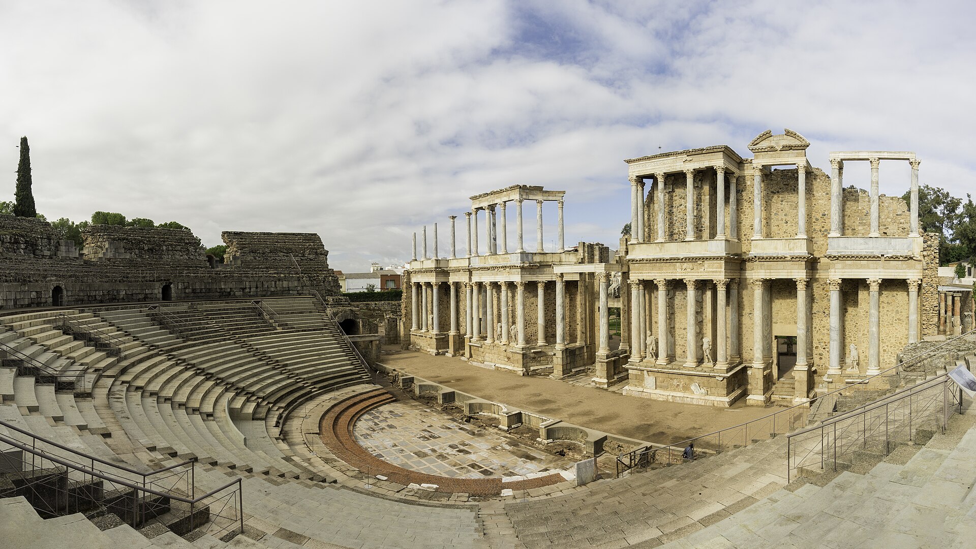 We sign the agreement for the lighting refurbishment of the Roman Theatre of Mérida
